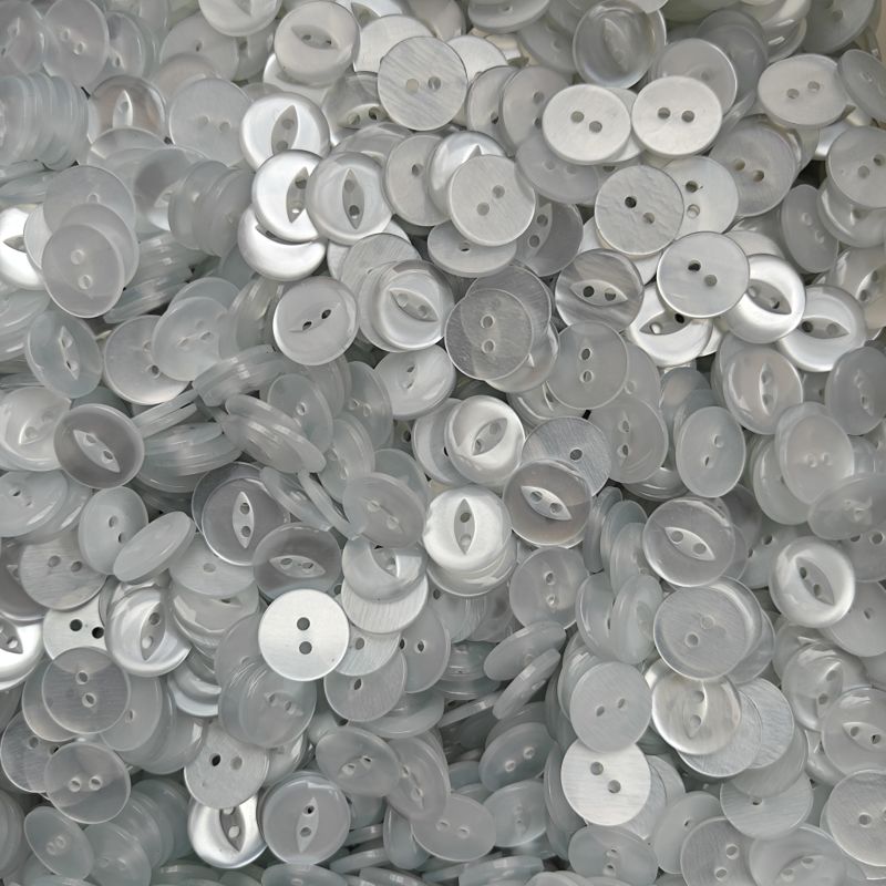 1800st Vita Plastknappar 13mm - Pärlemoskimmer Bulk ✨ - NavaGarn