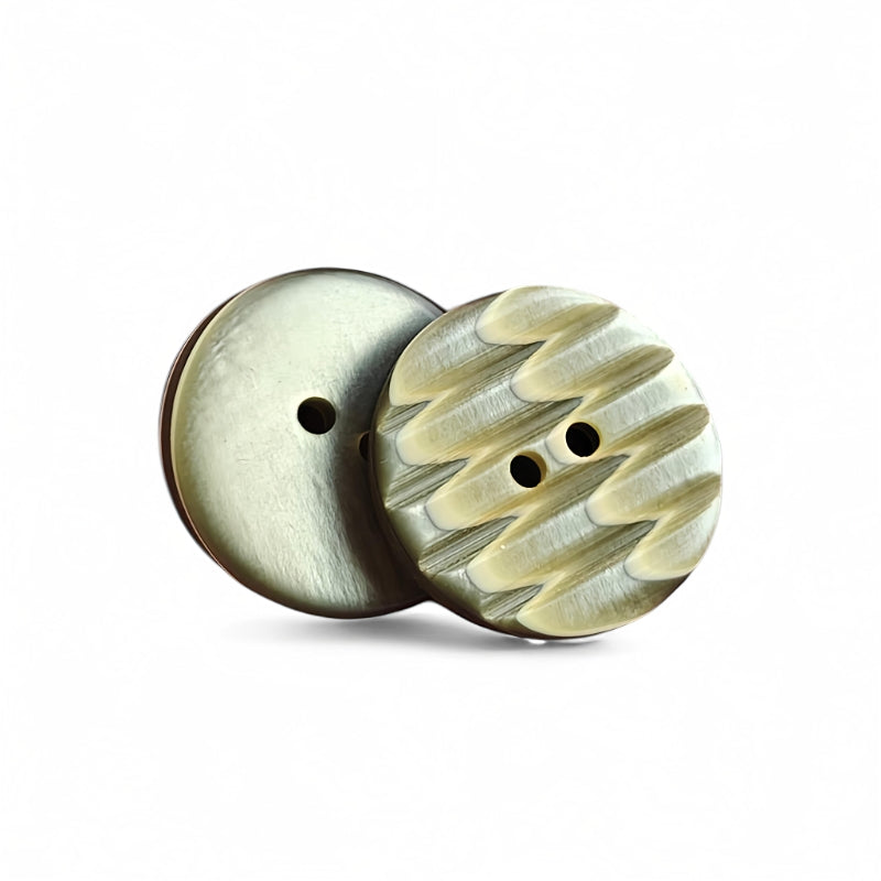 Knapp “Grönsand” – grön-beige plast med vågstruktur, 20 mm