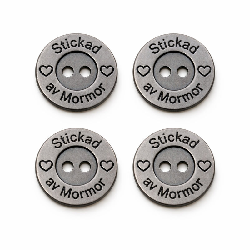 Metallknapp stickad av mormor