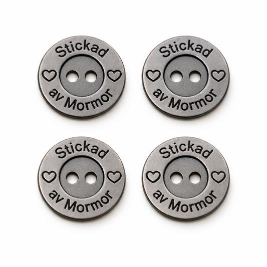 Metallknapp stickad av mormor