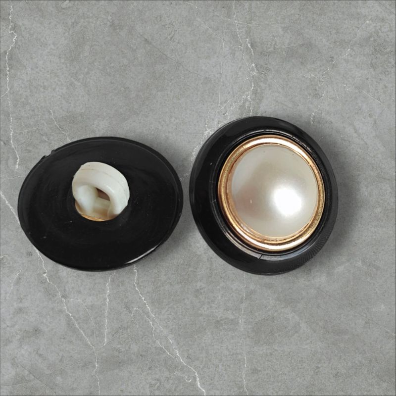 Guldkant Knapp med Pärlemokupol 15mm - Undersydd Design - NavaGarn