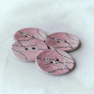 Knapp av Kokosnötsskal 30mm - Naturlig Knapp med Körsbärsblommor - NavaGarn