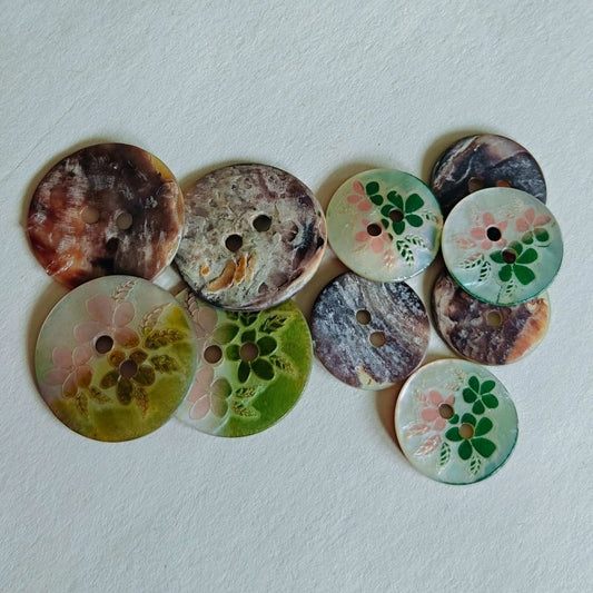 Knapp av snäckskal med blommor - NavaGarn