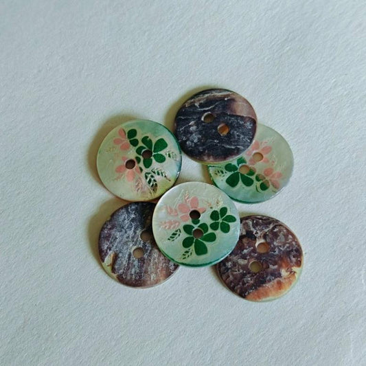 Knapp av snäckskal med blommor - NavaGarn