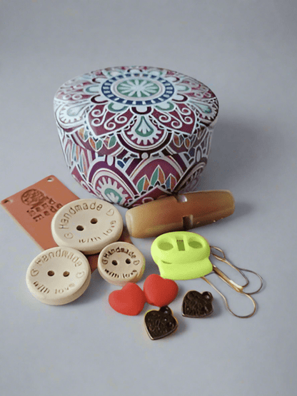 Nava's Överraskningsburk - Handarbetskitt med Tillbehör i Plåtask - NavaGarn