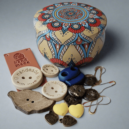 Nava's Överraskningsburk - Handarbetskitt med Tillbehör i Plåtask - NavaGarn