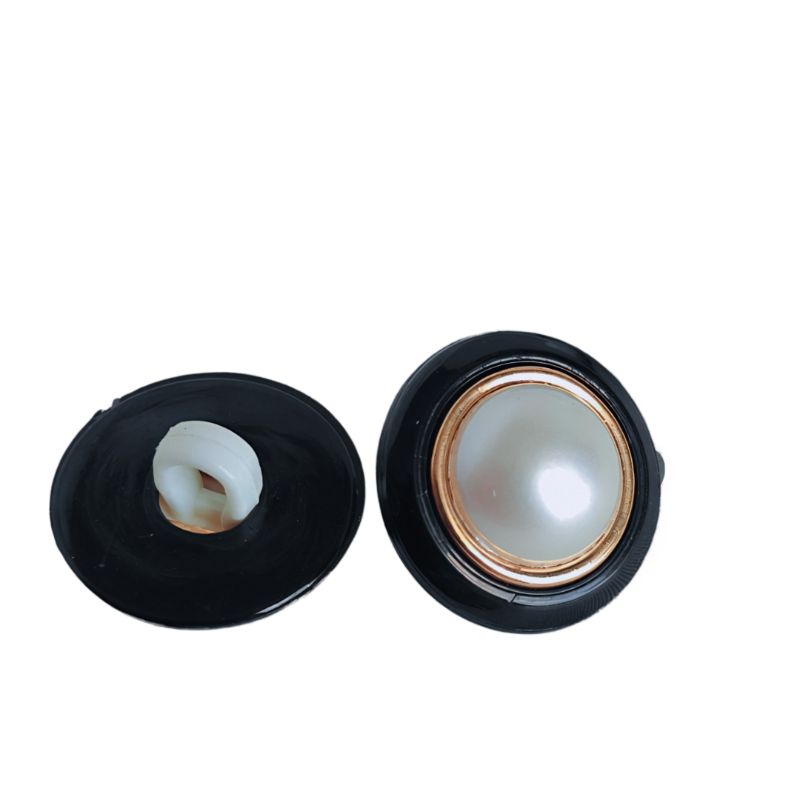 Vacker plastknapp - Svart/pärlemo